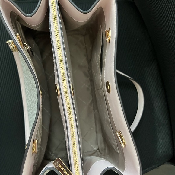 NWOT MICHAEL KORS. Teagan Pebble Leather Large Logo Shoulder bag. - Picture 3 of 5